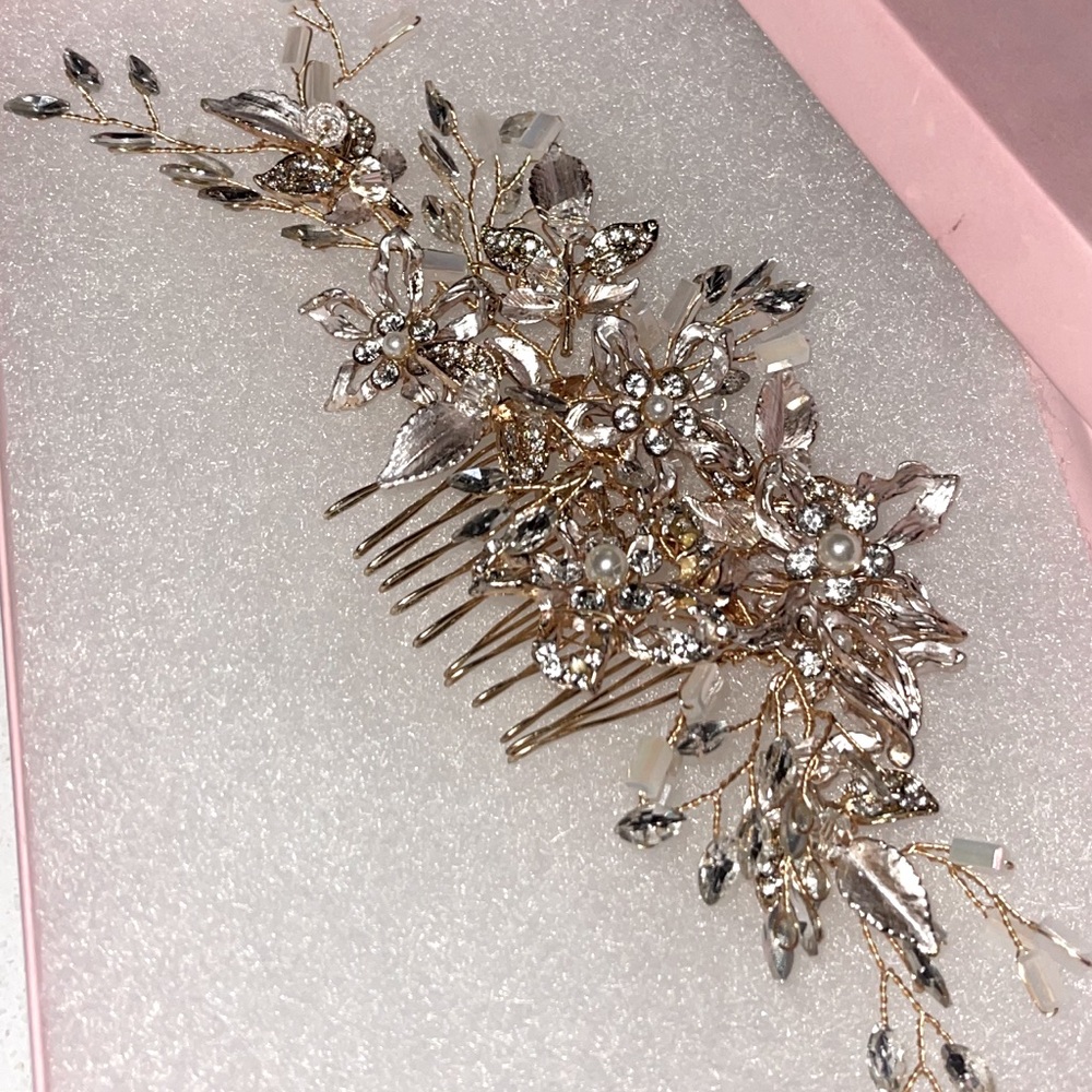 Stunning hair piece for special occasions, used once for my sister’s wedding.